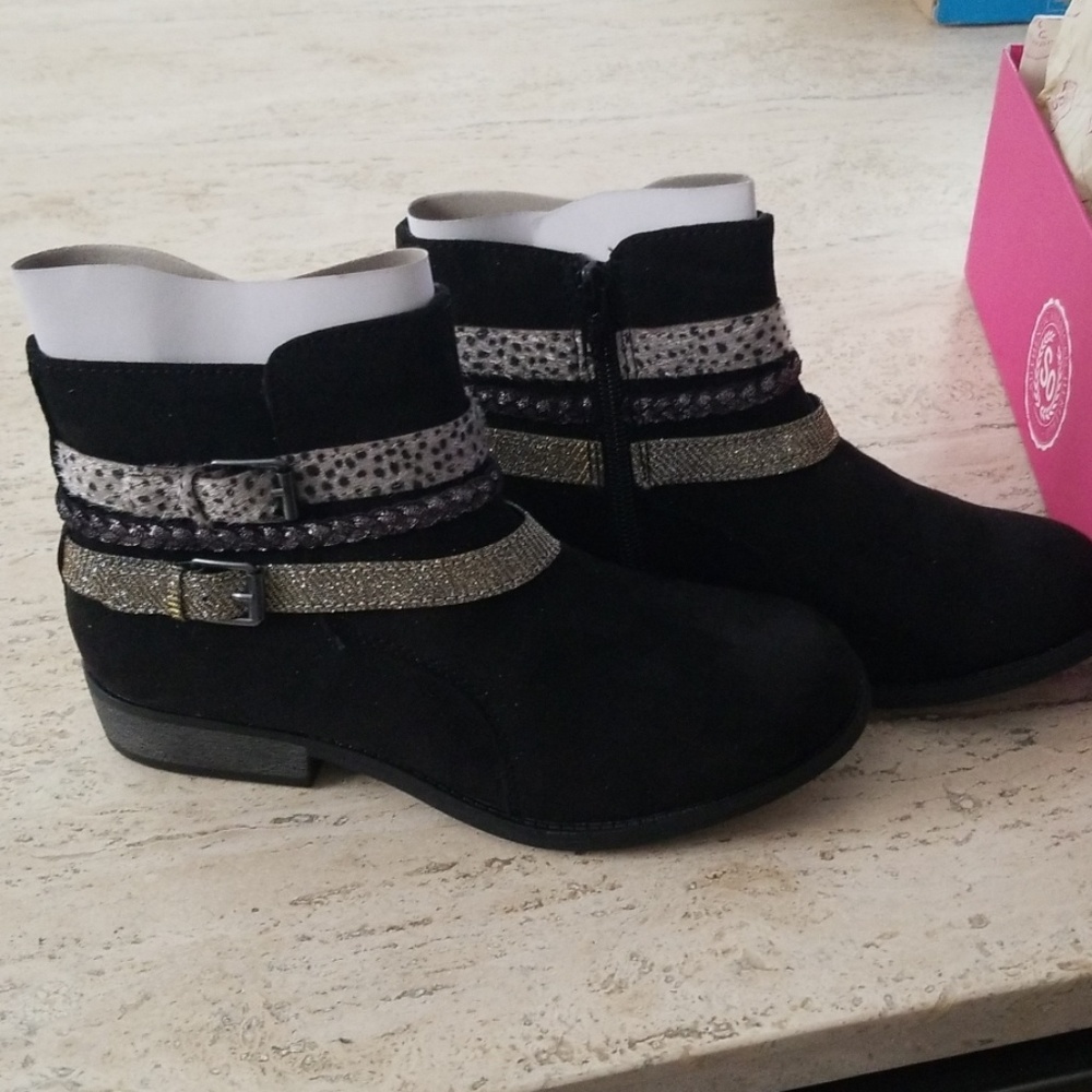 NEW  *Super cute ankle boots*